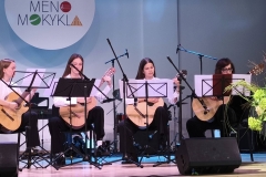 Sveciuose-Birstono-meno-mokyklos-mokiniai-1